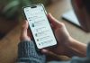 Une main tenant un smartphone affichant l'application de messagerie Gogo