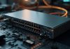 Commutateur réseau noir avec de nombreux ports Ethernet sur un bureau