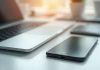 Gros plan sur un ordinateur portable et un smartphone sur un bureau