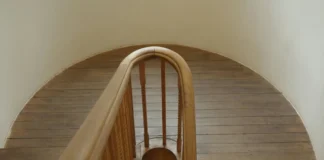 Chutes dans l’escalier après 65 ans : 7 solutions pour sécuriser votre maison (et les aides 2026 pour les financer)